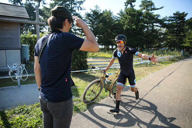 C1 チームスタッフに駆け寄る濱由嵩(SPEEDVAGEN CYCLOCROSS TEAM)