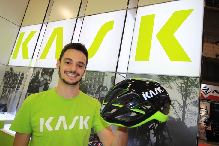 ロゴも刷新されたKASK 新型ヘルメットのPROTONEを手にするジョバンニ・サントロ氏