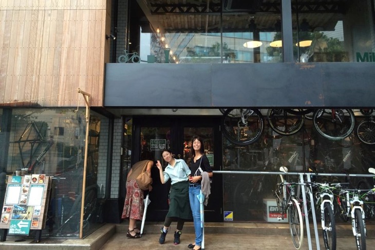 台風もなんのその。大事な会議なのでMile Post Cafeを選択(笑)。しげちゃんのお出迎え付き