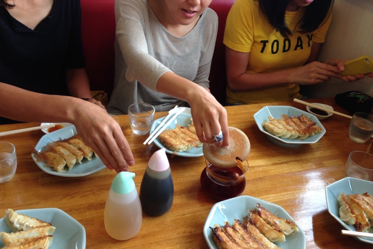 わーい餃子来たー!おとなし目にまずは一皿ずつ