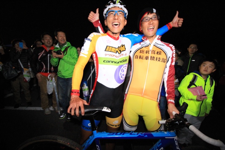 山本和弘(弱虫ペダルシクロクロスチーム)の勝利を祝う弱虫ペダル作者渡辺航先生