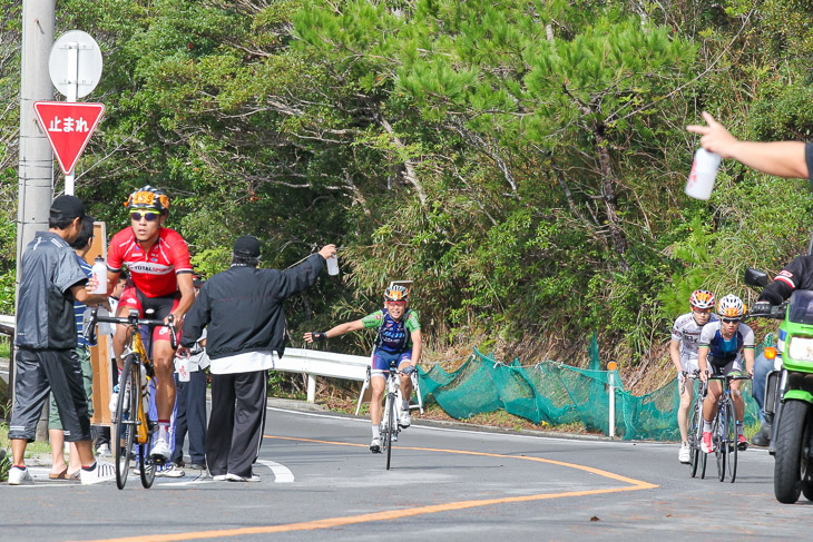 市民210km 逃げグループ。ヤン・インホン(香港、Total Sports)を先頭に1回目の普久川ダムを通過する