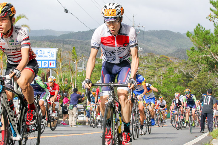 市民210km 1回目の普久川ダムを越える森本誠(イナーメ・信濃山形)