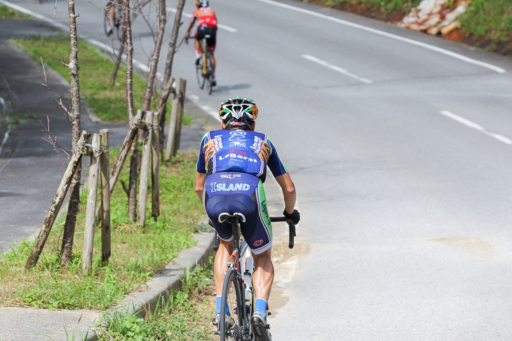 市民210km アタックしたヤン・インホン(香港、Total Sports)を追う高岡亮寛(イナーメ・信濃山形)