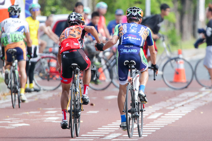 市民210km ヤン・インホン(香港、Total Sports)と高岡亮寛(イナーメ・信濃山形)が健闘を讃えあう