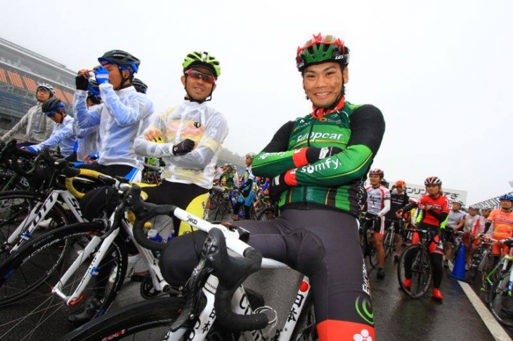 スタートラインに並ぶ新城選手。元全日本チャンピオンの証がまぶしい!