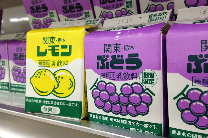 帰り道で見つけたぶどう牛乳。レモン牛乳の兄弟的位置付けらしい。果たしてその味は?