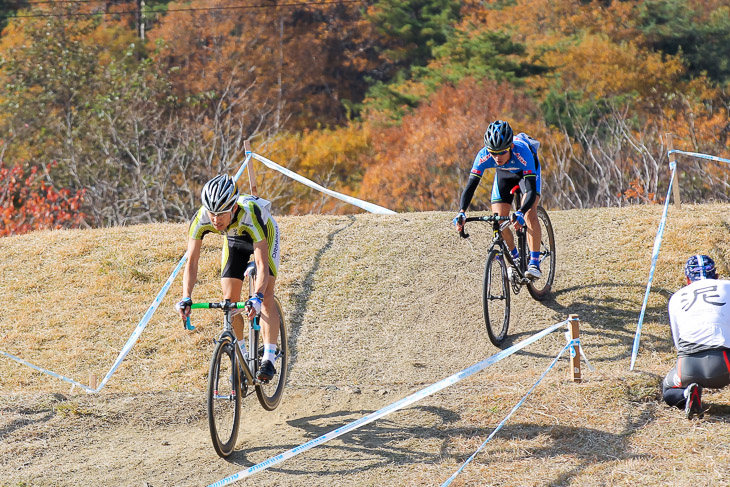C1 2周目、先頭の島田真琴(シマノドリンキング)と中根英登(愛三工業レーシングチーム)