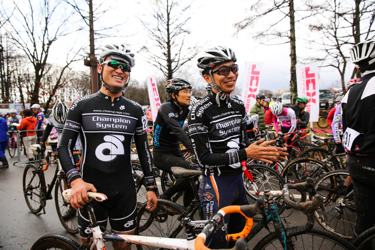 C2 スタート前の西薗良太と、シクロクロス東京オーガナイザーの棈木亮二(共にChampion System Japan)