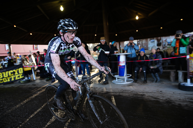 パンクで順位を下げるザック・マクドナルド(アメリカ、Cyclocross Project 2015)