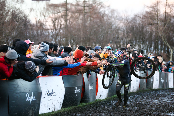 観客とハイタッチでフィニッシュするティモシー・ジョンソン(アメリカ、Cannonadale/Cyclocrossworld.com)