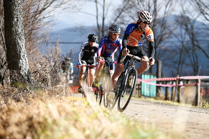 CJ 山田将輝(パックスプロジェクト)を先頭にレースがスタート