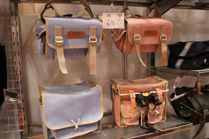 女性に人気というフロント&サドルバッグ。都内にある工房にて手作業で作られている