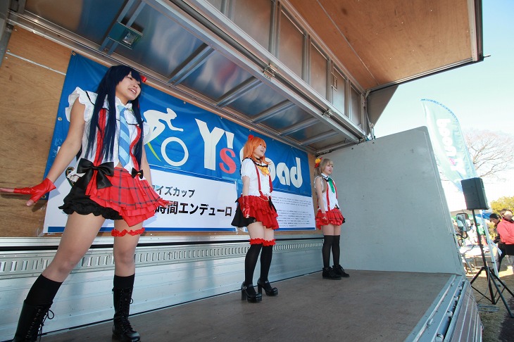 ラブライブ!のコスプレでダンスを披露してくれた3人