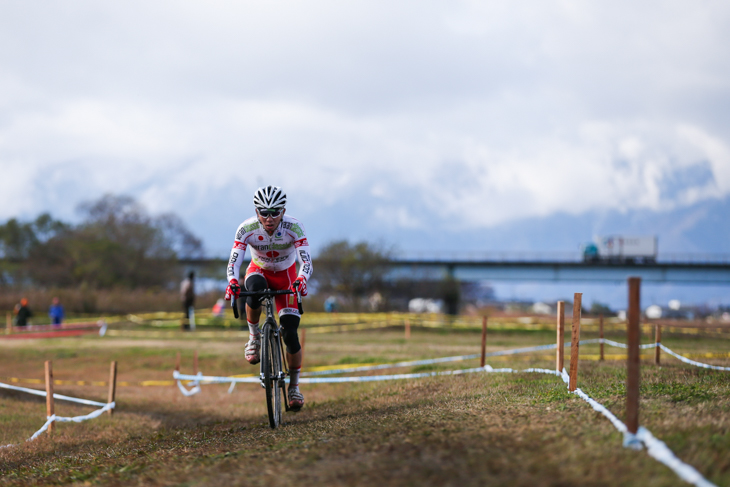C1 雪を冠した比良山系をバックに竹之内悠(ベランクラシック・ドルチーニ)が独走