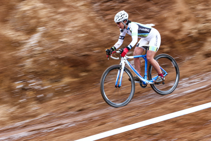 女子 懸命に豊岡を追う宮内佐季子(Team CHAINRING)