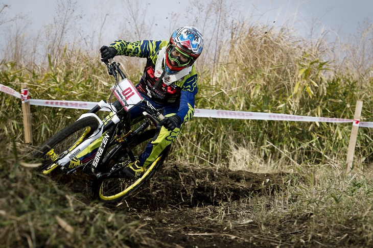 エリート女子は末政実緒(DIRTFREAK/SARACEN)が優勝。クロカンへシフトした末政だがダウンヒルの切れ味は衰えを見せない
