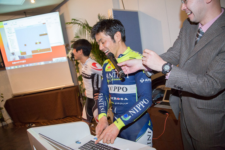 清水のプレイを見て、彼より先へ進んだ宮澤崇史が勝利!