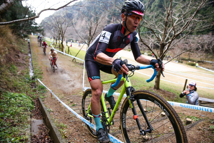 C1 階段脇の細いラインを走る森本禎介(Tonic CX Team Japan)