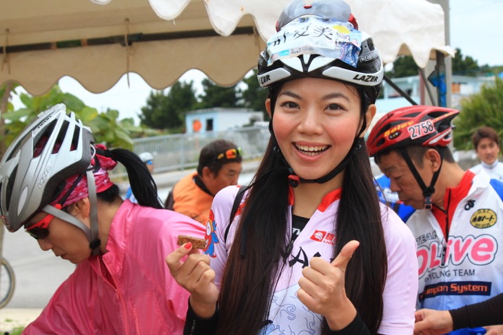 黒糖を手にポーズ!沖縄大好きな台湾のタレントの夏美さん