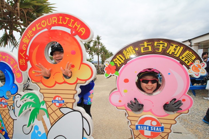 ブルーシール看板でピース!