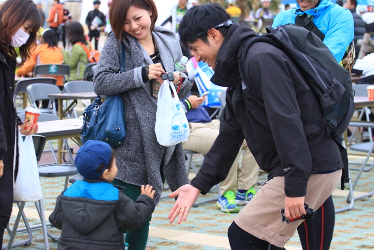 完走を祝ってハイタッチ?