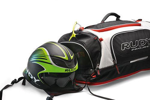 専用ホルダーが備えられているため、ヘルメットの持ち運びも便利だ