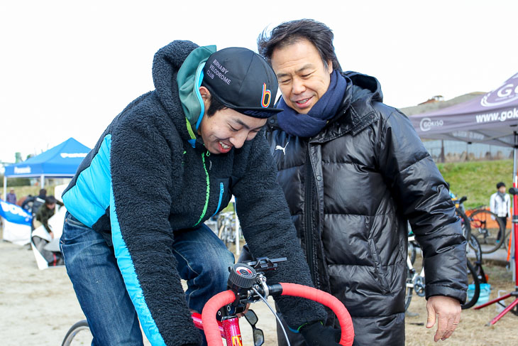 松本整氏のCLUB KONGブースでは6軸ペダリング測定器VIGUERA(ヴィグエラ)の試乗会が。6軸力センサーでの計測データはiPhoneなどで見られる