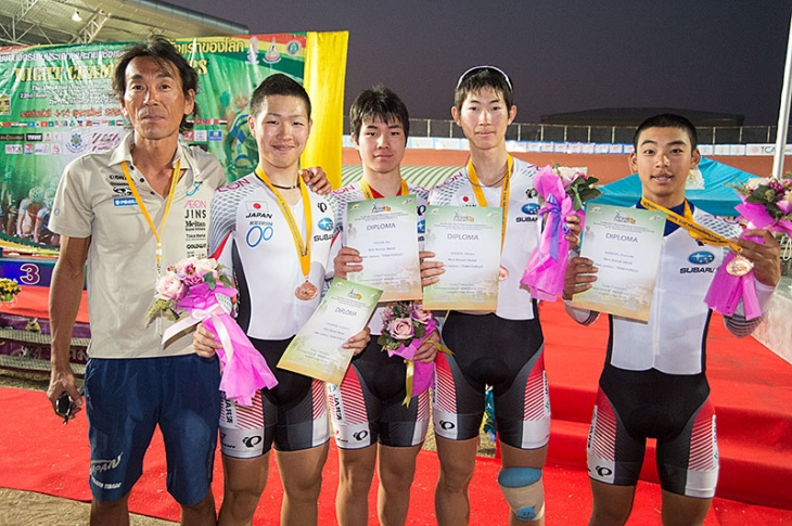 男子ジュニアチームパーシュート 3位の日本チーム(沢田桂太郎、安川義道、安田開、今村駿介)