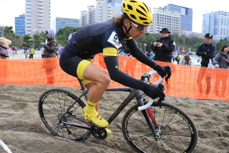 C1 乗車で砂浜を駆け抜ける小笠原崇裕(THE BIKE JOURNAL)