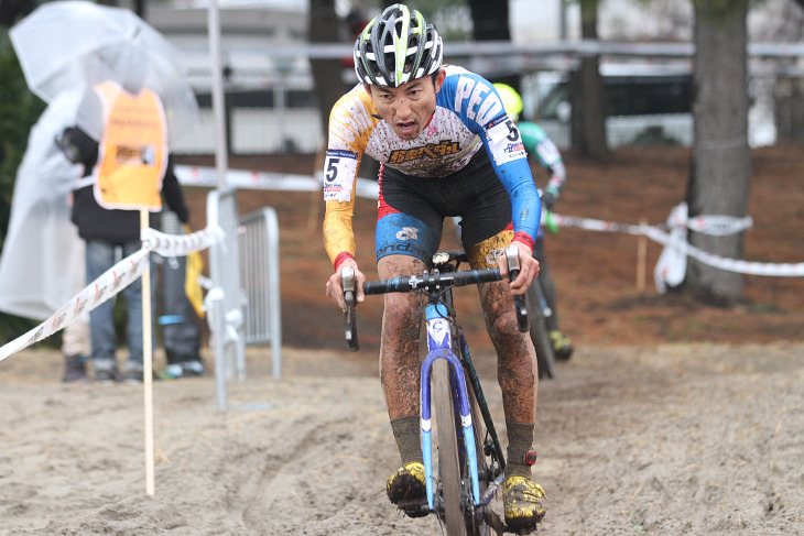 ペースを上げて3位を奪い返す山本和弘(弱虫ペダルシクロクロスチーム)