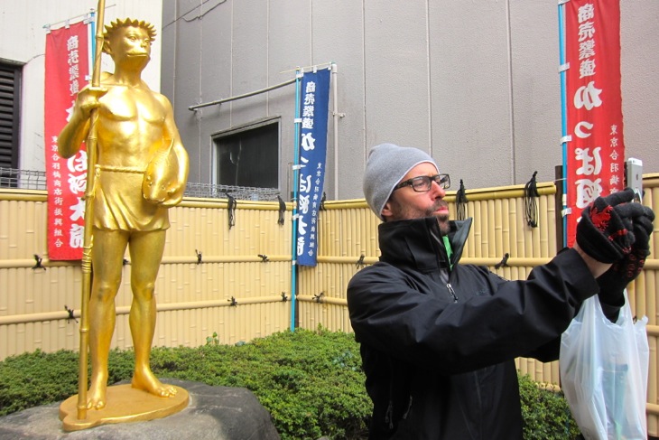 合羽橋のアイドル「かっぱ河太郎」さんと記念写真の図