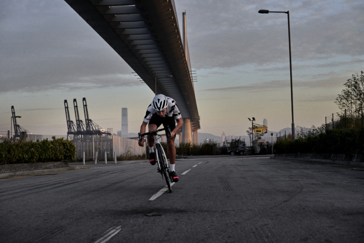 Rapha Data Printシリーズを纏い走るピーター・ケノー(イギリス、チーム・スカイ)