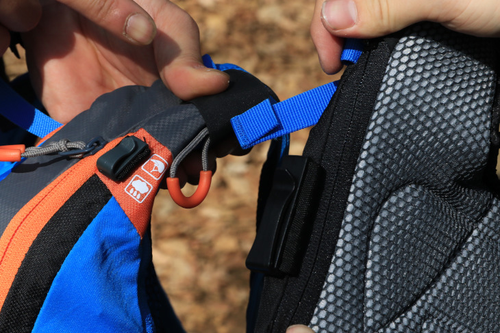 通常のUシリーズ(左)のヘルメットホルダーは、U-4E(右)では拡大されたためゴーグルの取り付けも可能とな った
