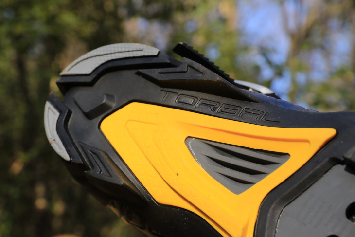 ソール後方に柔軟性を持たせることで、バイクコントロール性を向上させた「TORBAL」テクノロジーが用いられた
