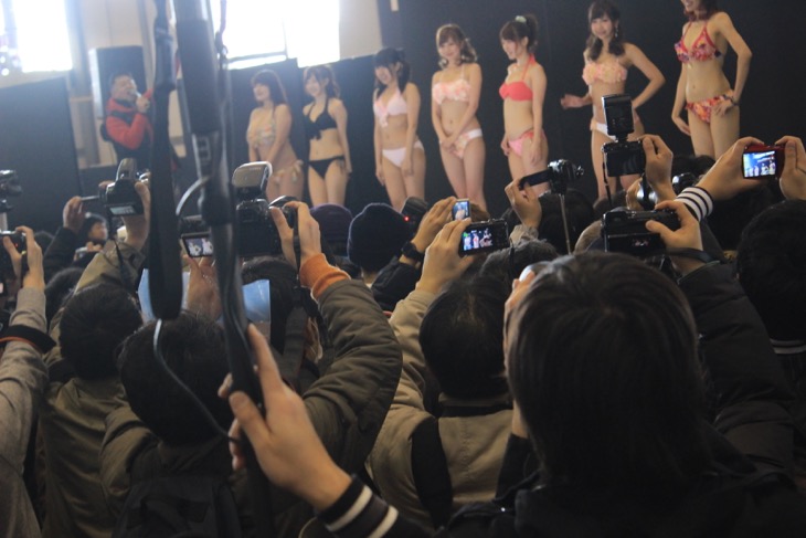オートトレンド主導のステージイベントではキャンペーンガールによる水着ショーが....