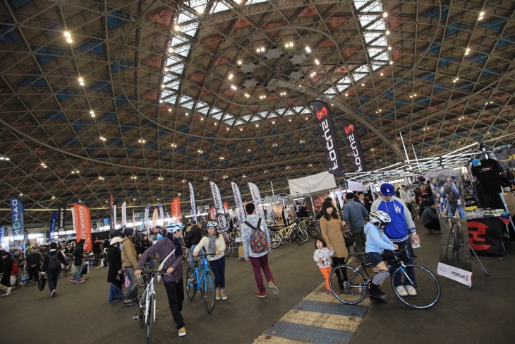 名古屋サイクルトレンドの会場は円形のドーム型展示場だ