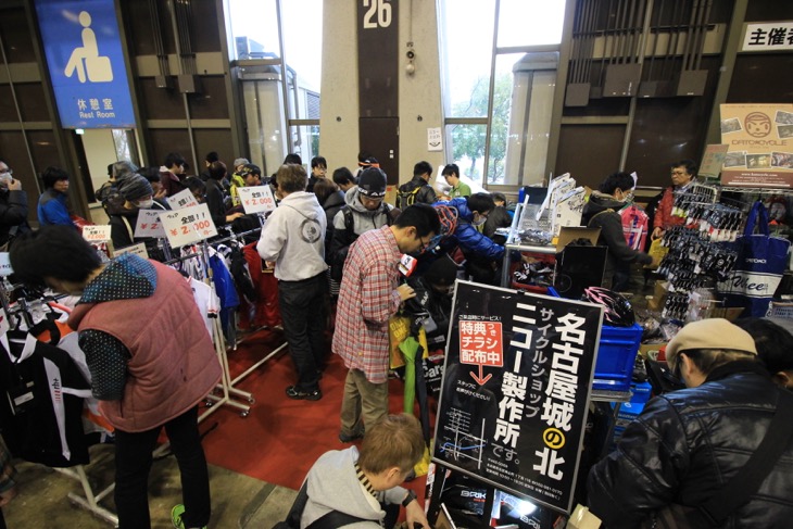 ニコー製作所のブースはさながらセール会場。すごい売り上げのように見えた