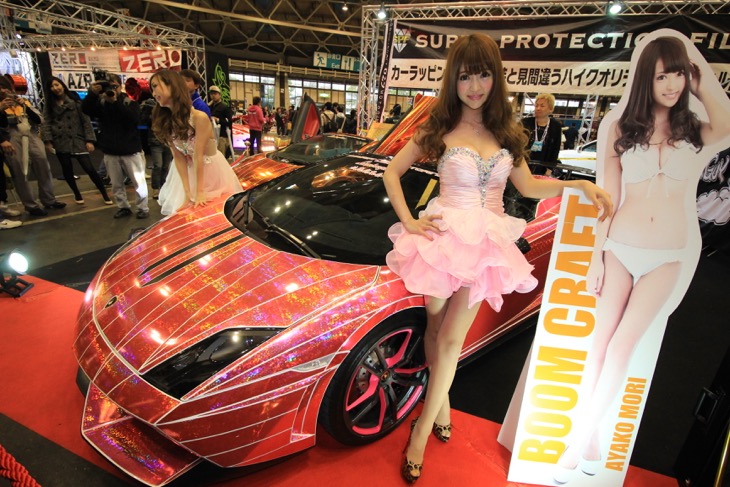 オート部門のお約束はセクシーコンパニオン。サイクルの人には違和感?