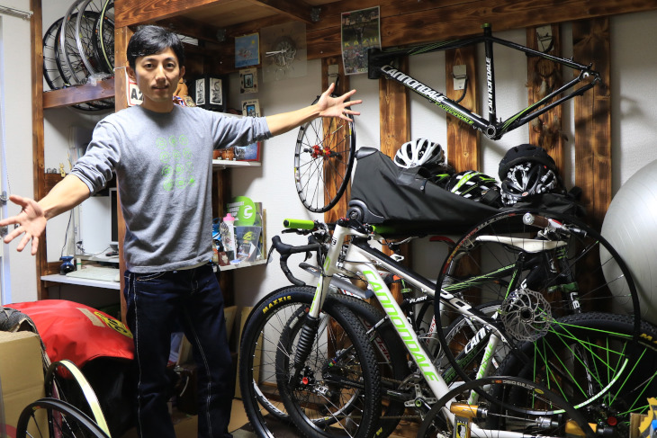自宅(引っ越し準備中)の自転車部屋を案内してもらった。選手生活の全てが詰まった宝箱だそう