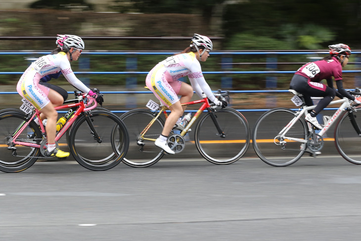 女子 集団内で走る(右から)合田祐美子(早稲田大学)、豊岡英子(パナソニックレディース)、坂口楓華(パナソニック レディース)