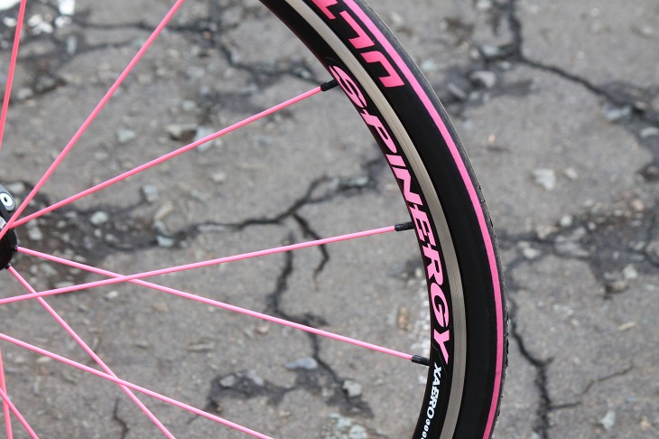 ピンクスポークのスピナジーにピンクラインのシュワルベ アルトレモZX