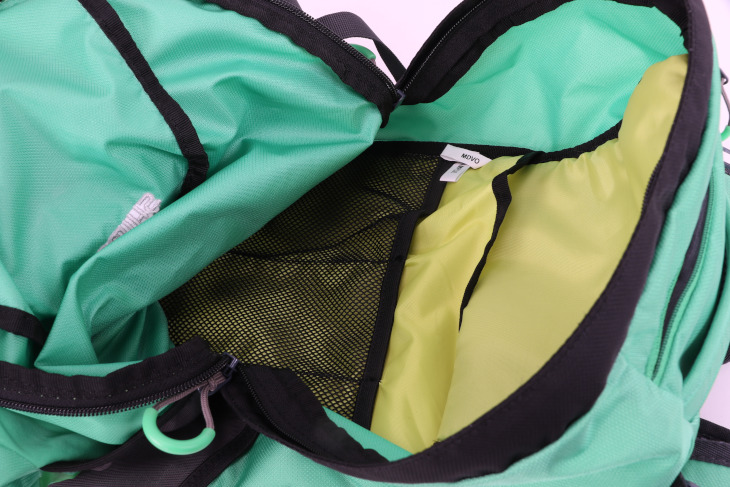 バッグ内部は携帯工具や小物を収納するのに便利なツールオーガナイザー(ポケット)が備えられた