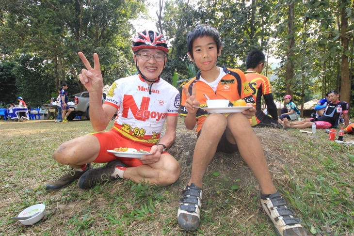最高齢73歳のカトーサイクルの加藤さんと最年少10歳ながらインターナショナルクラスに出場・完走した綾野尋君(チームK)
