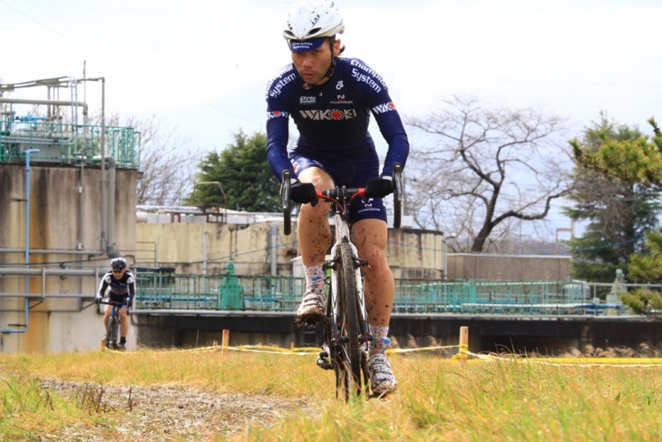 後続を引き離し走行する池本真也(和光機器)