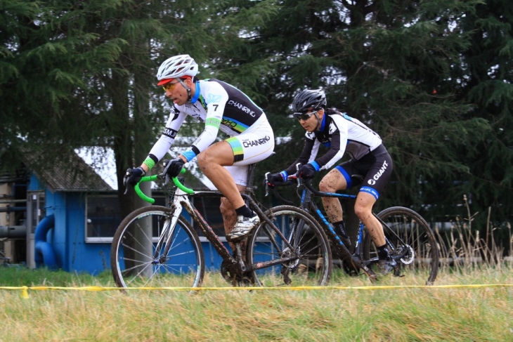 一進一退の攻防を繰り広げながら前を追う佐藤利英(Team CHAINRING、左)と齋藤朋寛(RIDELIFE GIANT、右)