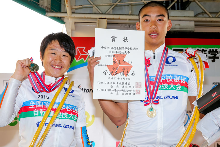 ポイントレース優勝の今村駿介(福岡・祐誠)と女子スクラッチ優勝の梶原悠未(埼玉・筑波大坂戸)