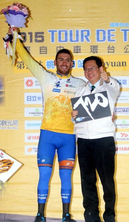 リーダージャージを獲得したパトリック・ベヴィン(オーストラリア、アヴァンティレーシング)