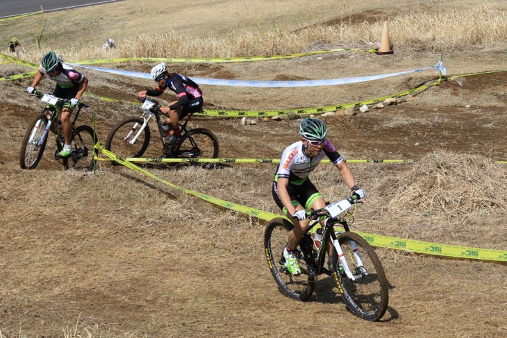 小野寺 健(MIYATA-MERIDA BIKING TEAM)がリードして2周めへ。徐々にペースを上げる