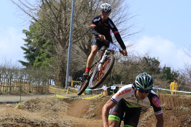 積極的にジャンプする前田公平(BiORACER)のテクニックが光る